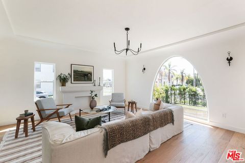 Photo of 1570 S Hayworth Avenue, Los Angeles, CA 90035 (MLS # 25631967)