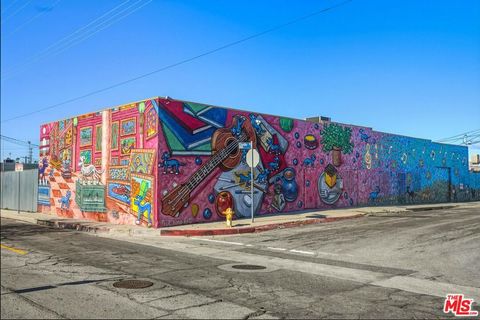 Photo of 5401 Satsuma Avenue, North Hollywood, CA 91601 (MLS # 26636099)