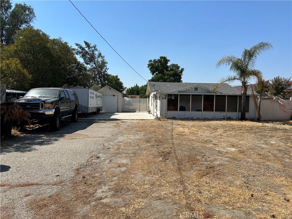2 Bedroom/1 Bath home located walking distance to San Jacinto Elementary School and San Jacinto High School.
(Front home and the front yard with the exclusion of the area where the truck and trailer are located in the front driveway are included.)