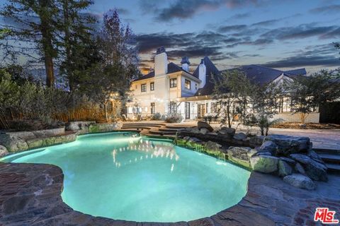 Photo of 4526 Ellenboro Way, Woodland Hills, CA 91364 (MLS # 26691911)