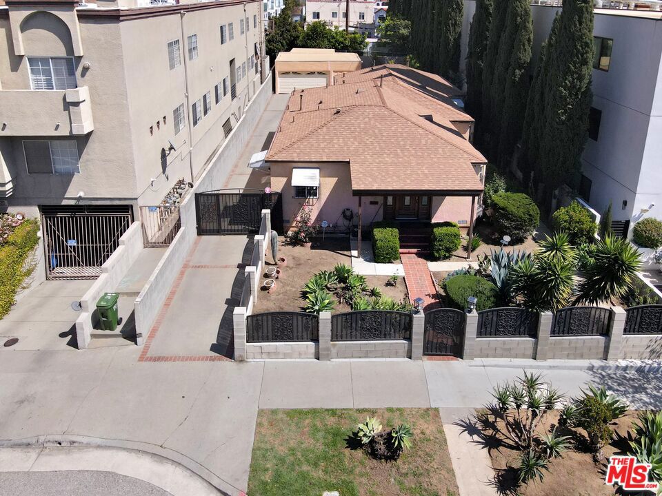 840 N Poinsettia Place