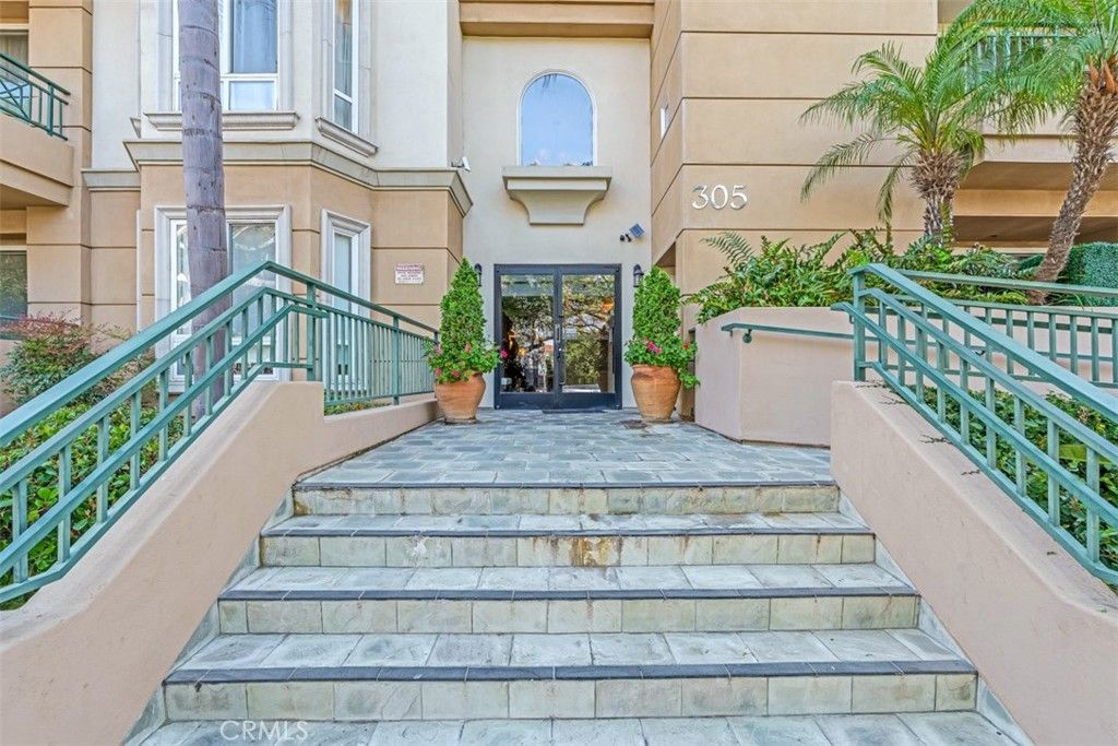 Photo of 305 Arnaz Drive #103, Los Angeles, CA 90048 (MLS # BB25164768)