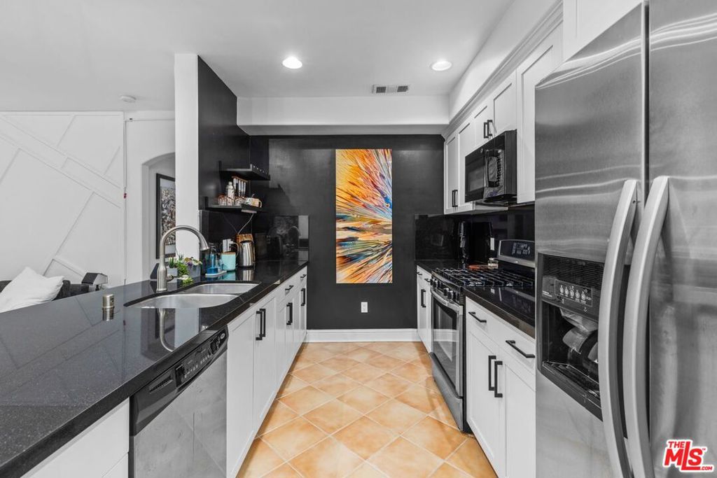 5037 Rosewood Avenue 101