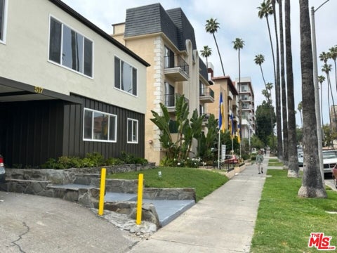 Photo of 517 S Kenmore Avenue #1, Los Angeles, CA 90020 (MLS # 26924837)