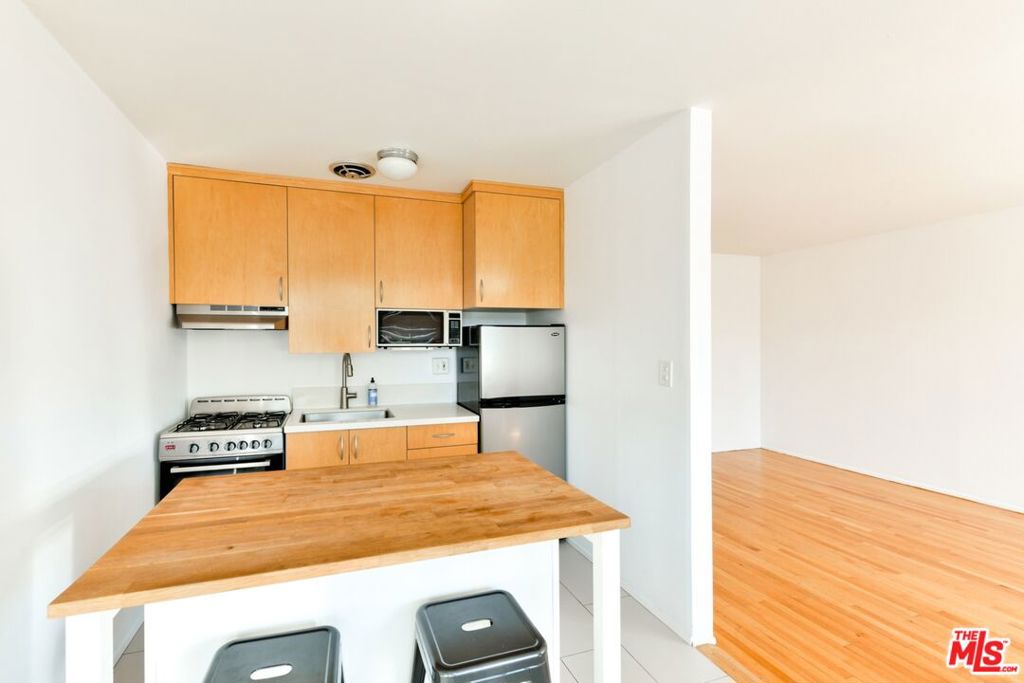 Properties 4 2033 Cloverfield Boulevard C
