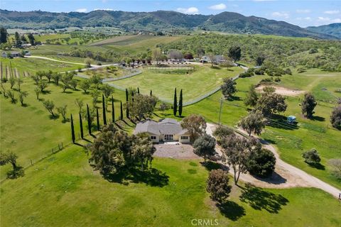 Photo of 6095 Vista Serrano Way, Paso Robles, CA 93446 (MLS # SC25054898)