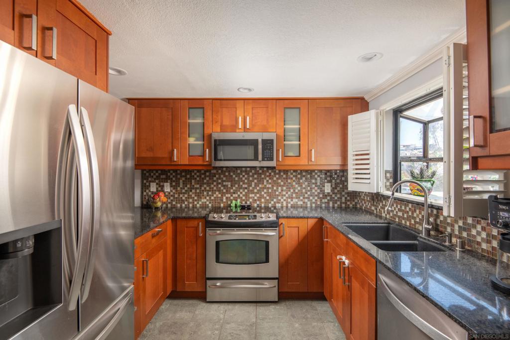 1411 Robinson Ave 14