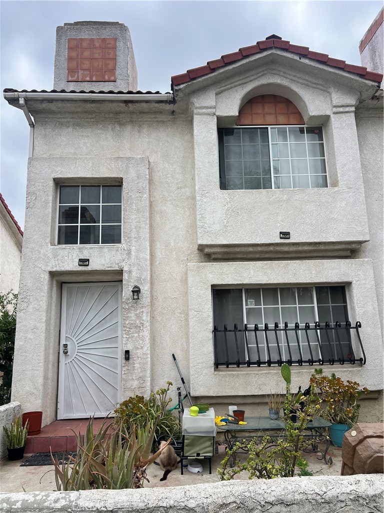 Pomona CA, For sale 2 bedrooms 2 bath 2 story 2 attached car garage with access from the kitchen. This condominioun is situated in a desirable community in the City of Pomona. Nestled near Downtown Pomona, Cal Poly University, Chino Hills shopping, and major freeways (71/60/57/10), this home provides effortless access to top destinations. Don’t miss this rare opportunity. Well maintain ready to move in...........
Pomona is a city in eastern Los Angeles County, California, United States. Pomona is located in the Pomona Valley, between the Inland Empire and the San Gabriel Valley. At the 2020 census, the city's population was 151,713. Wikipedia
Population: 145,502 (2023). Team: Cal Poly Pomona Broncos women's basketball Neighborhoods: Phillips Ranch, Spadra, North Pomona. Few miles from Pomona Fairplex, Hilton Hotels. Less than 5 miles to Diamond Bar and San Dimas. Approximately 50 minutos to LAX Internatial Airport and 15 minutos to Ontario International Airport, Not to mention 45 minutos to the Yaamava Resort and Casino ( AKA San Manuel) annd much more!