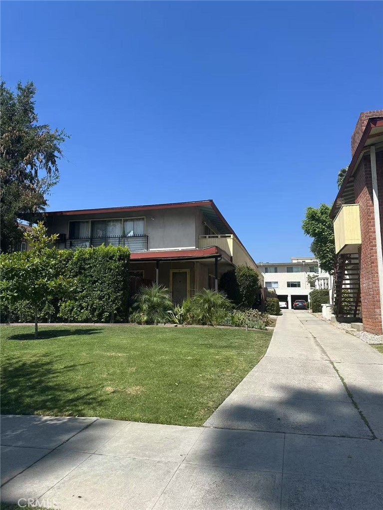 Located in desirable Madison Heights offers convenient modern living with a spacious upstairs two bedrooms / one bath. The interior offers a lot of natural lights with newly windows throughout , newly finishes and appliances ,totally renovation two years ago , two assigned parking spaces and laundry hookup in the complex . Close to Lake Ave shopping and dining , Old Pasadena and the Metro Gold Line . Don't miss your opportunity to live in and be part of the most desirable area in Pasadena .