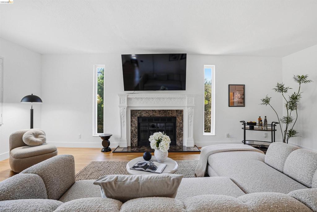 2237 Trafalgar Pl