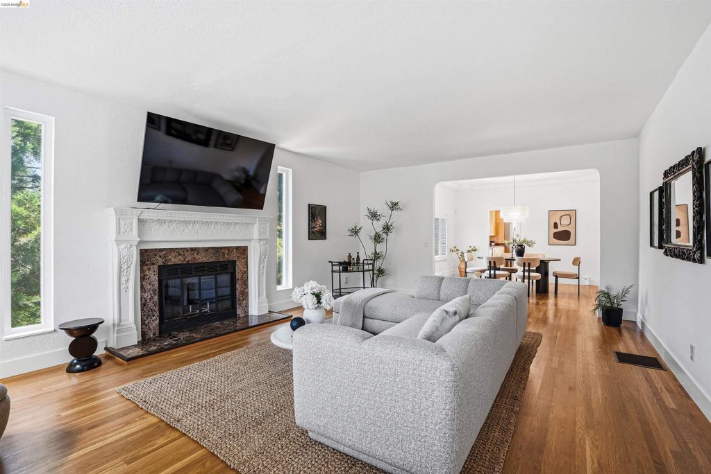 2237 Trafalgar Pl