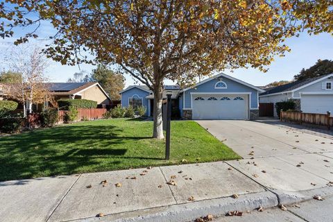 Photo of 1931 Evelyns Dr, Hollister, CA 95023 (MLS # ML82020916)
