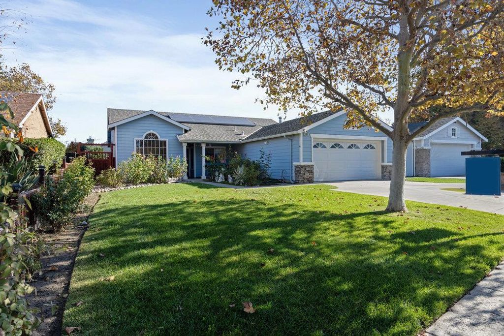 Photo of 1931 Evelyns Dr, Hollister, CA 95023 (MLS # ML82020916)