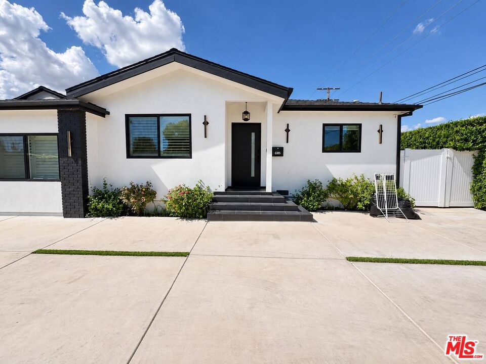 Photo of 6385 Zelzah Avenue, Encino, CA 91316 (MLS # 26992339)