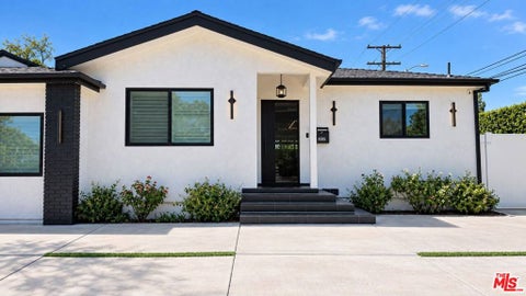 Photo of 6385 Zelzah Avenue, Encino, CA 91316 (MLS # 26992339)