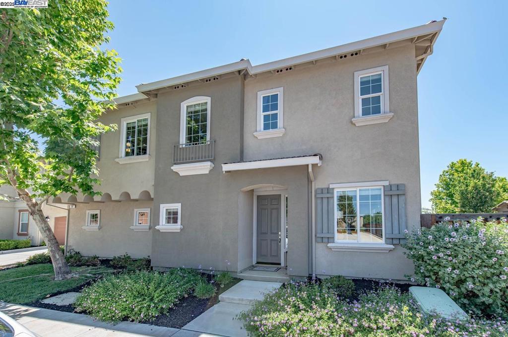 This is a beautiful 4-bedroom home that blends luxury with comfort in one of the city's most desirable neighborhoods. Step inside to discover spacious living areas filled with natural light, an updated kitchen perfect for preparing meals, and elegant finishes that elevate everyday living. Kitchen with center island over the looking the family room with fireplace make the perfect spot to relax. Outside, enjoy a peaceful backyard oasis, ideal for entertaining or unwinding after a long day, all set within a tranquil cul-de-sac that offers both privacy and a sense of community. This exceptional property positions you just minutes away from top-rated schools, vibrant local shopping, parks, and restaurants, ensuring your lifestyle is as convenient as it is enjoyable. Don’t miss your chance to own a piece of Brentwood’s charm—and make the warmth and appeal of this stunning residence all yours!