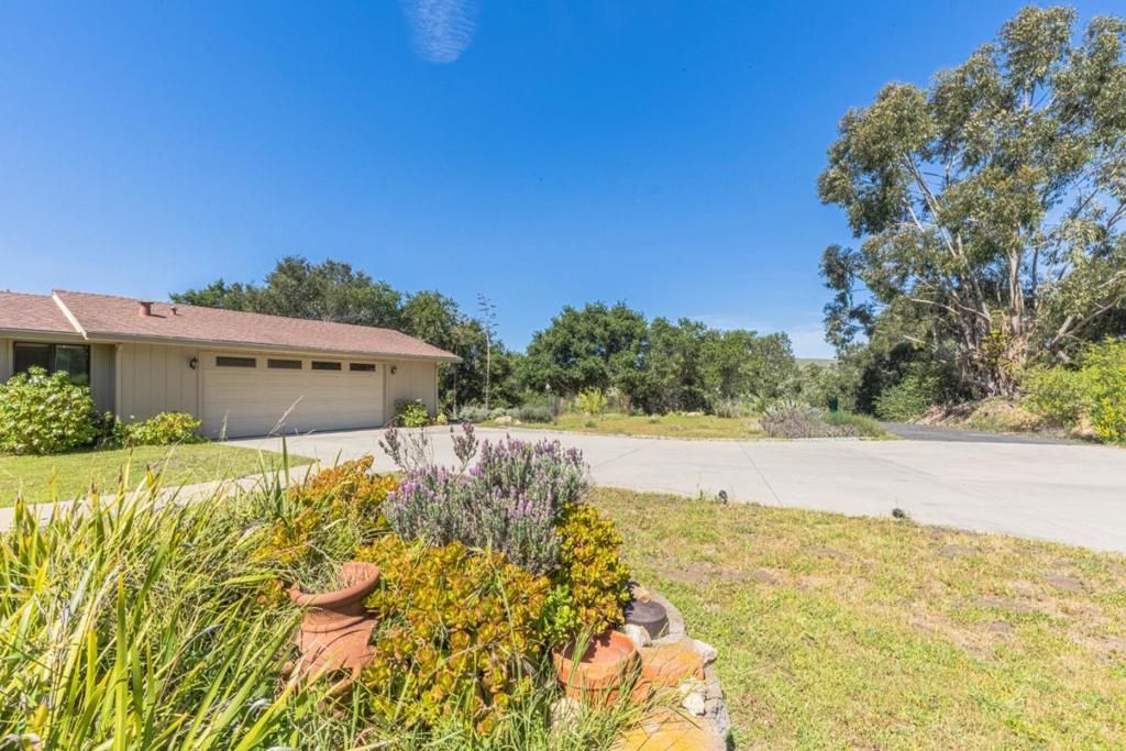Photo of 169 Old Stage Road, Salinas, CA 93908 (MLS # ML82038913)