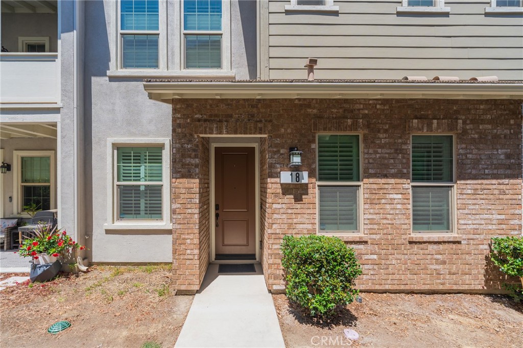 Seller may offer a concession toward a 2/1 interest rate buydown, subject to lender approval.
Welcome to your dream retreat! This stylish 1-bedroom, 1.5-bath home features an open-concept layout with high ceilings, natural light, and a modern kitchen with quartz countertops and stainless steel appliances. The upstairs primary suite includes a walk-in closet and spa-like bathroom. Enjoy the convenience of an attached garage with EV charger, in-unit laundry, Ring security system, and access to Esencia and Ranch Camp amenities—pools, parks, gym, arcade, dog park, and more. Located near the toll road and top-rated schools, this home blends luxury, comfort, and community living. Don’t miss out!