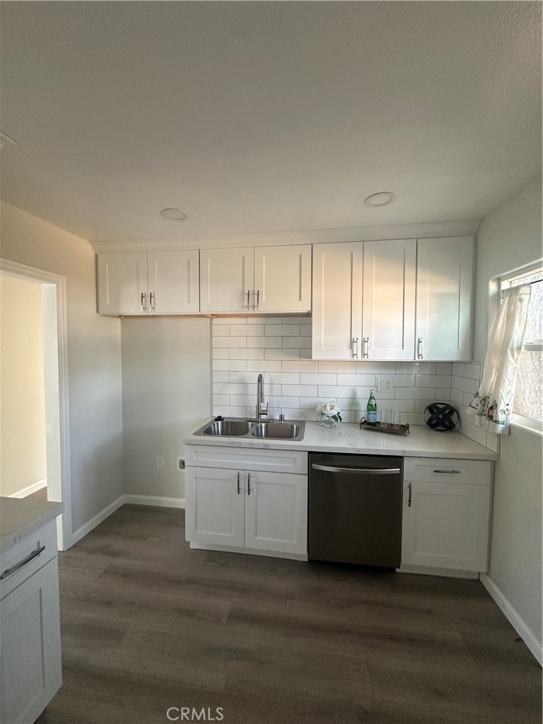 Beautifully Remodeled 3-Bedroom Home Near DTLA!
Welcome to this move-in-ready gem featuring 3 bedrooms and 1 bathroom, fully remodeled with stylish modern finishes. Step into a brand-new kitchen with sleek cabinetry, updated counters, and contemporary fixtures. The spacious living room offers a comfortable layout perfect for relaxing or entertaining. Enjoy a large, private backyard—ideal for family gatherings, pets, or future expansion. Conveniently located near major freeways and just minutes from Downtown Los Angeles. A perfect opportunity for first-time buyers