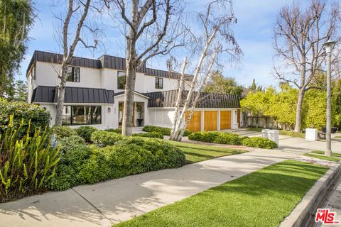 Photo of 18321 Lake Encino Drive, Encino, CA 91316 (MLS # 26838181)