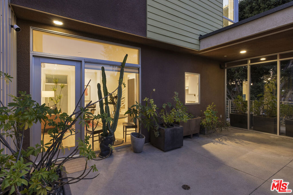 944 N Stanley Avenue 1