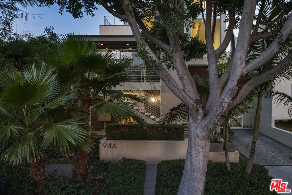 Photo of 944 N Stanley Avenue #1, West Hollywood, CA 90046 (MLS # 26645953)