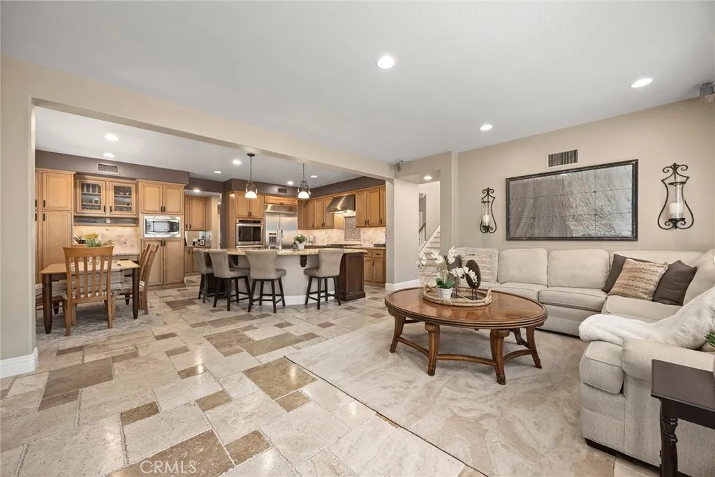 Anaheim Hills, California 92808, United States, 5 Bedrooms Bedrooms, ,4 BathroomsBathrooms,Residential,Pending,206419