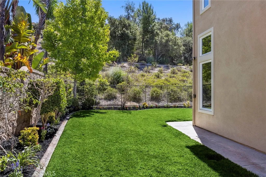 Anaheim Hills, California 92808, United States, 5 Bedrooms Bedrooms, ,4 BathroomsBathrooms,Residential,Pending,206419