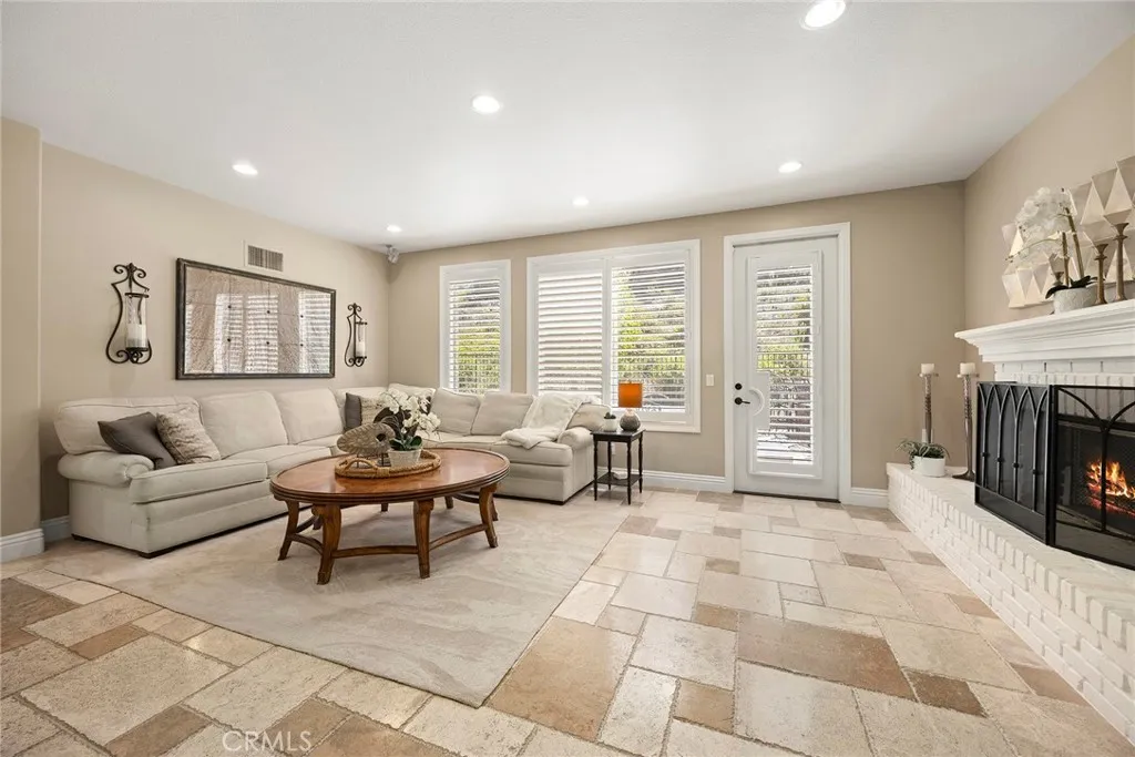 Anaheim Hills, California 92808, United States, 5 Bedrooms Bedrooms, ,4 BathroomsBathrooms,Residential,Pending,206419