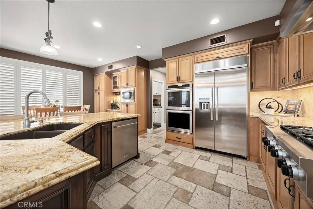 Anaheim Hills, California 92808, United States, 5 Bedrooms Bedrooms, ,4 BathroomsBathrooms,Residential,Pending,206419