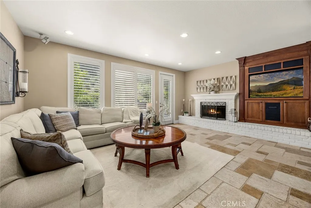 Anaheim Hills, California 92808, United States, 5 Bedrooms Bedrooms, ,4 BathroomsBathrooms,Residential,Pending,206419