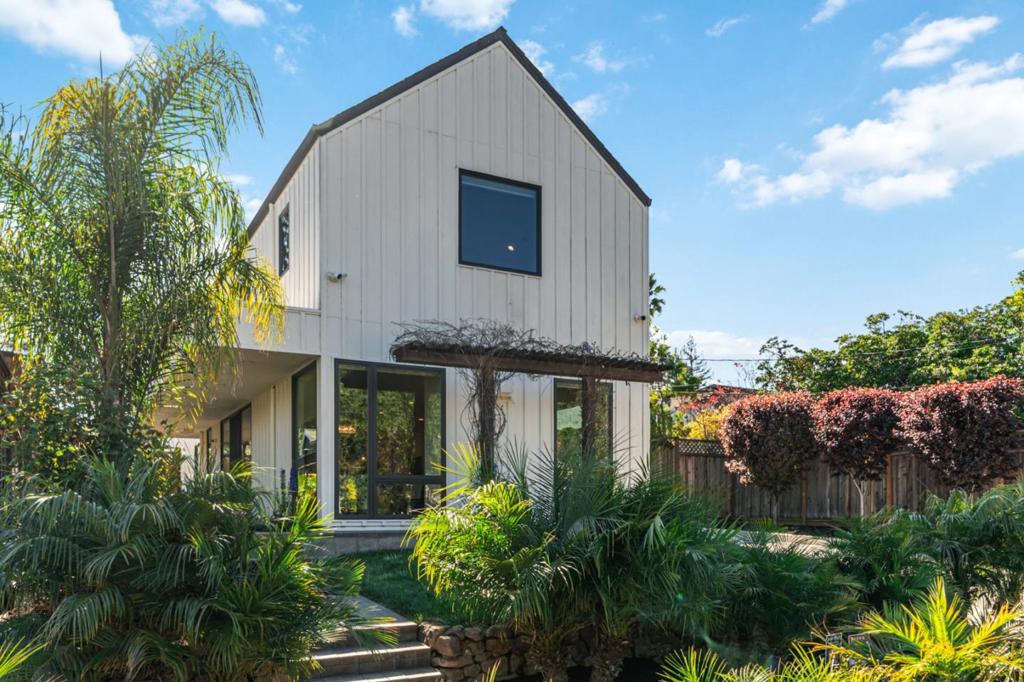 16 Hillview Avenue