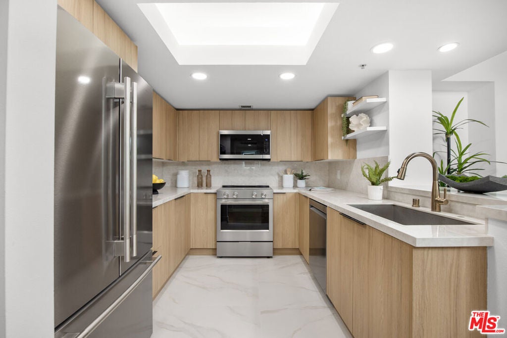 13700 Marina Pointe Drive 511, Marina Del Rey CA 90292