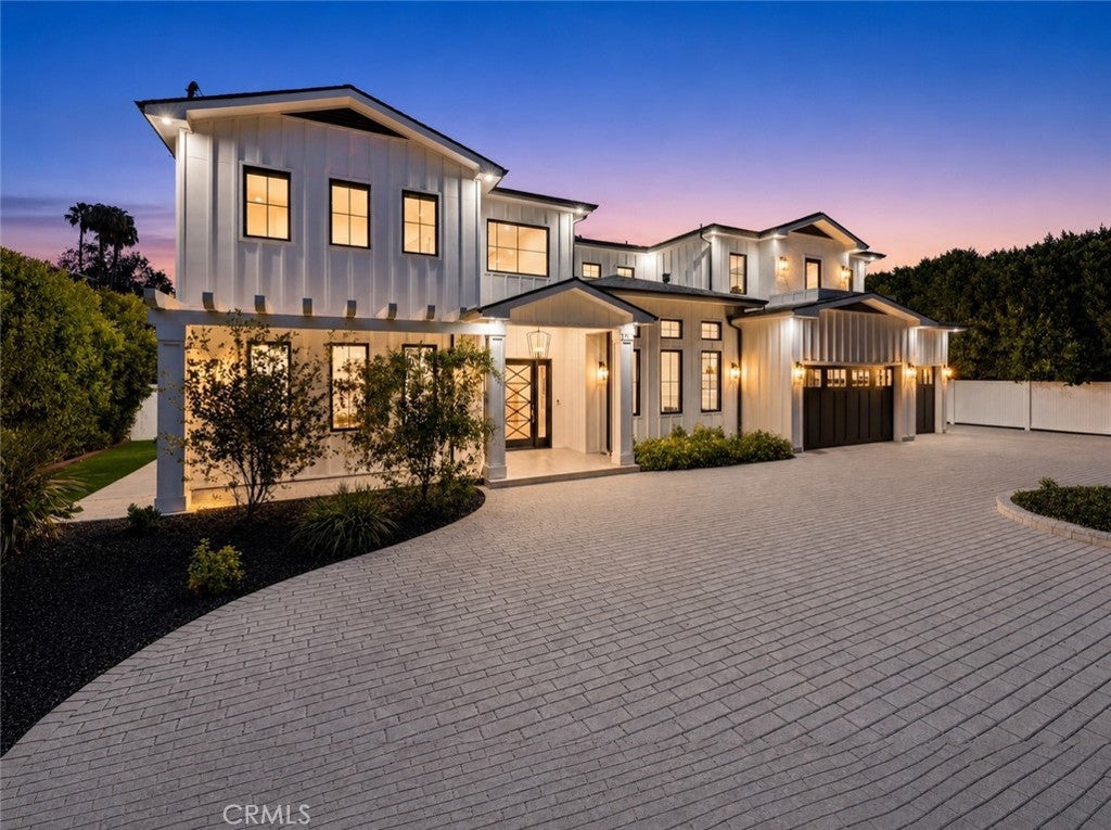 Photo of 17319 Magnolia Boulevard, Encino, CA 91316 (MLS # SR26110864)
