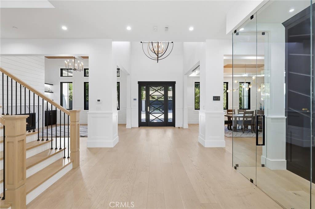 Photo of 17319 Magnolia Boulevard, Encino, CA 91316 (MLS # SR26110864)