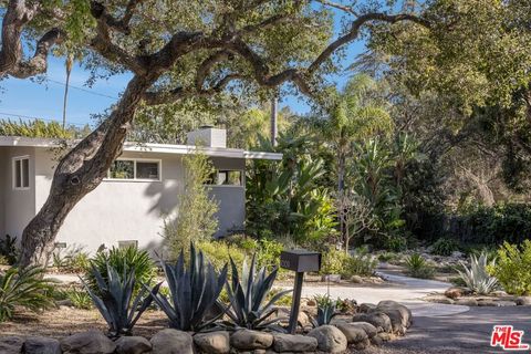 Photo of 1009 Holly Road, Santa Paula, CA 93060 (MLS # 26642587)