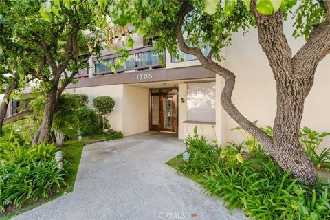 Photo of 1305 N Columbus Avenue #204, Glendale, CA 91202 (MLS # GD26085803)