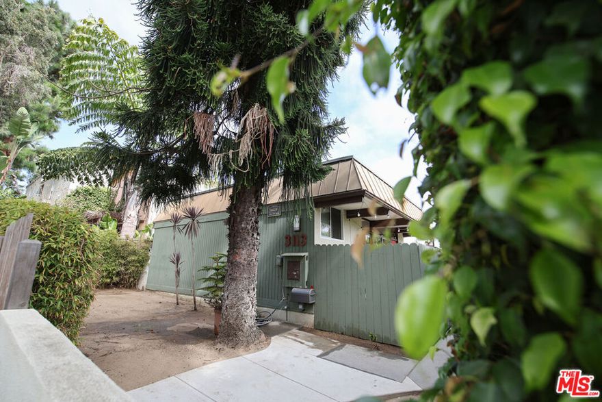 Open style Mid Century apartment with wood beamed ceilings and large outdoor private patio, features wood floors throughout, white kitchen with quartz counter tops and stainless steel appliances. Plenty of closet space with modern bathroom includes, wood cabinetry. 1 car parking! In a 4 unit building with laundry room, drinking water system, Walk to Main Street, Abbot Kinney, Rose Ave and the Beach!
