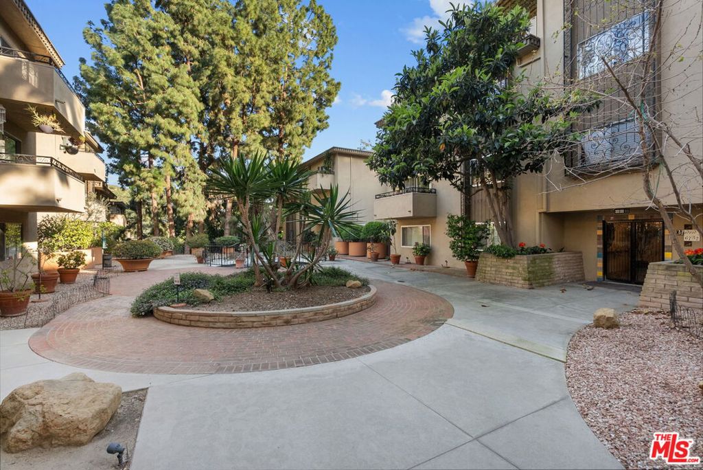 6752 Hillpark Drive 202