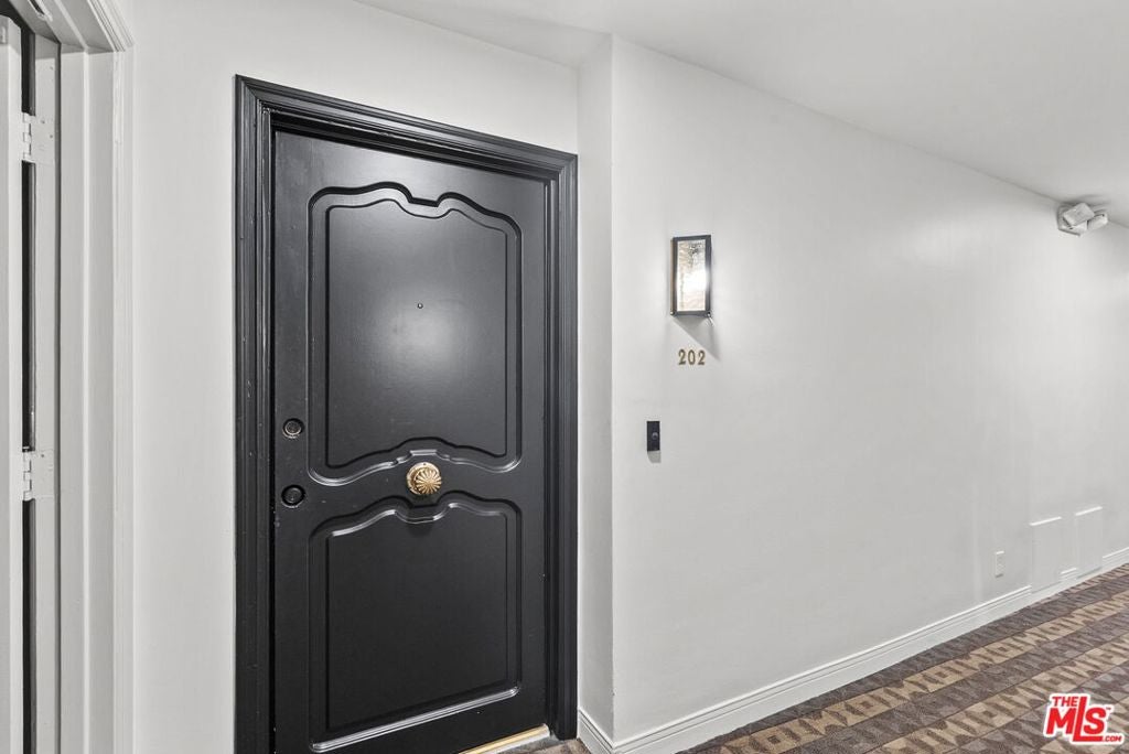6752 Hillpark Drive 202, Los Angeles CA 90068