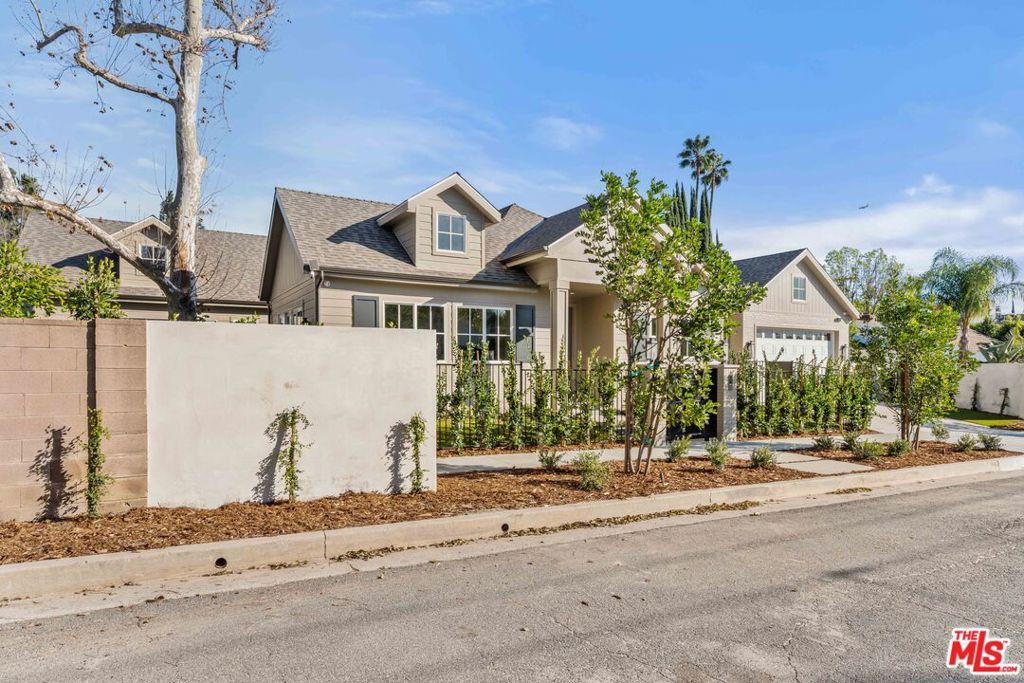 Photo of 4912 Beeman Avenue, Valley Village, CA 91607 (MLS # 26654775)