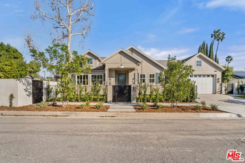 Photo of 4912 Beeman Avenue, Valley Village, CA 91607 (MLS # 26654775)