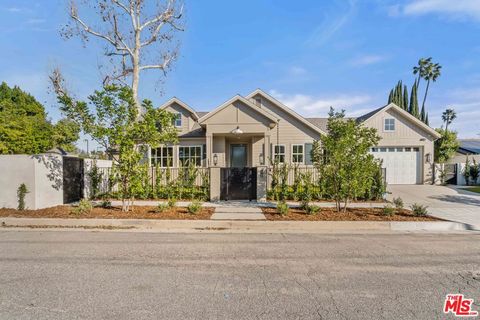 Photo of 4912 Beeman Avenue, Valley Village, CA 91607 (MLS # 26654775)