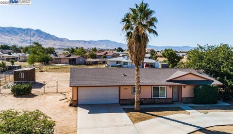 Photo of 21019 Rambling RD, Apple Valley, CA 92308 (MLS # BB26103713)