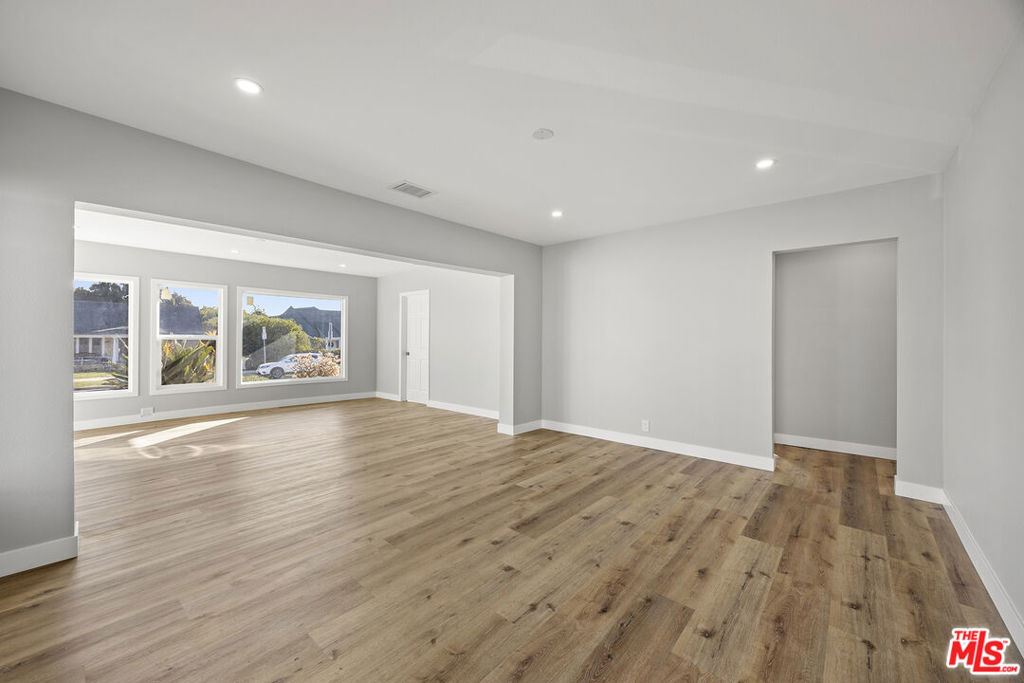 5465 S Victoria Avenue