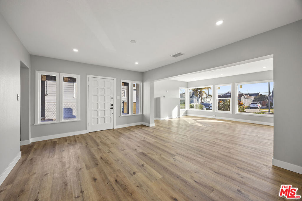 5465 S Victoria Avenue