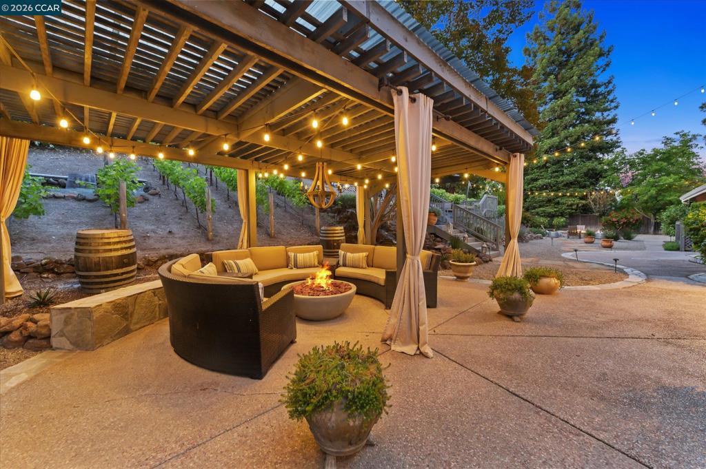 10 Elizabeth Ln
