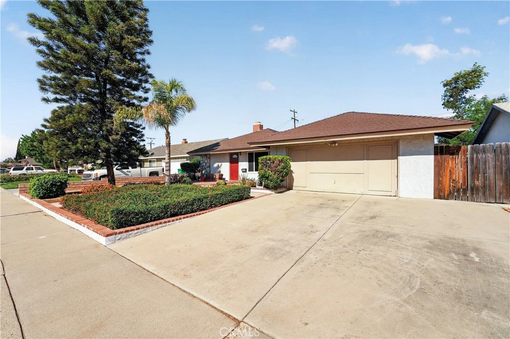 Photo of 425 Blackpine DR, Corona, CA 92879 (MLS # IV26219175)