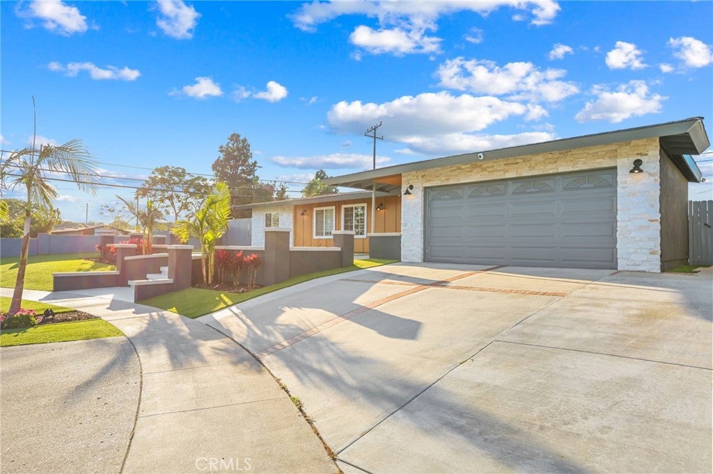 2807 E Alden