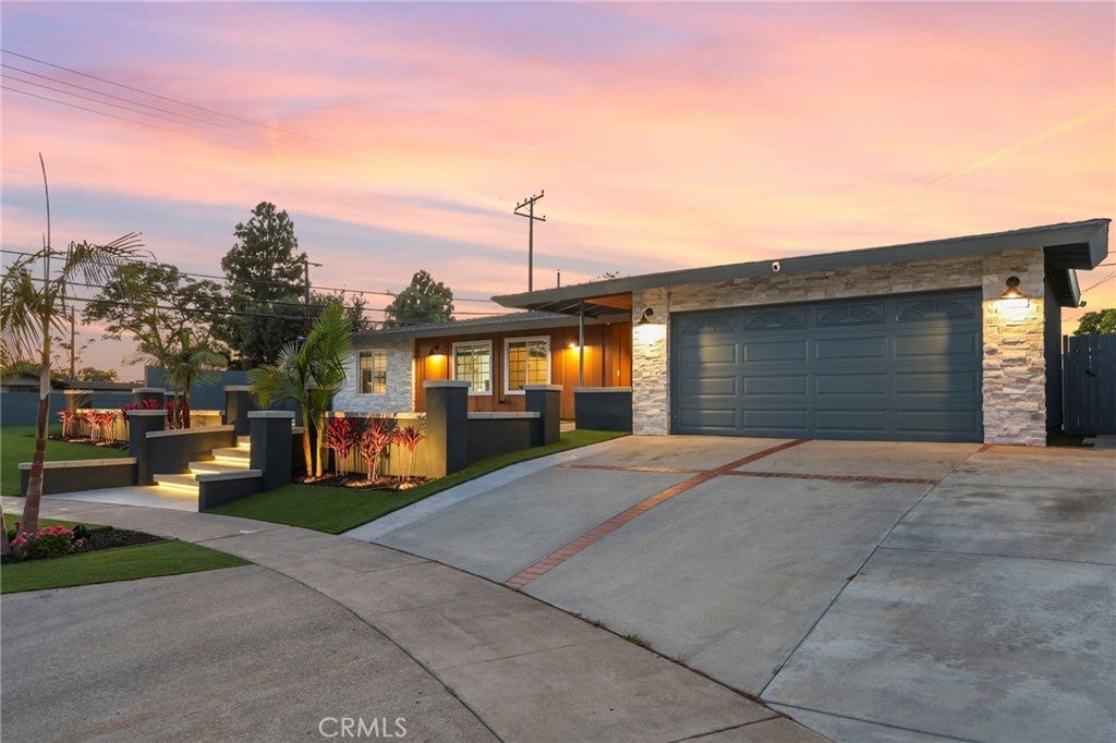 2807 E Alden